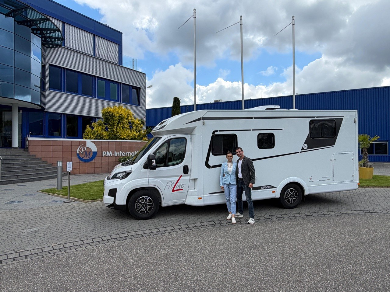 Nadine und Jens Hauser vor ihrem FitLine Camper
