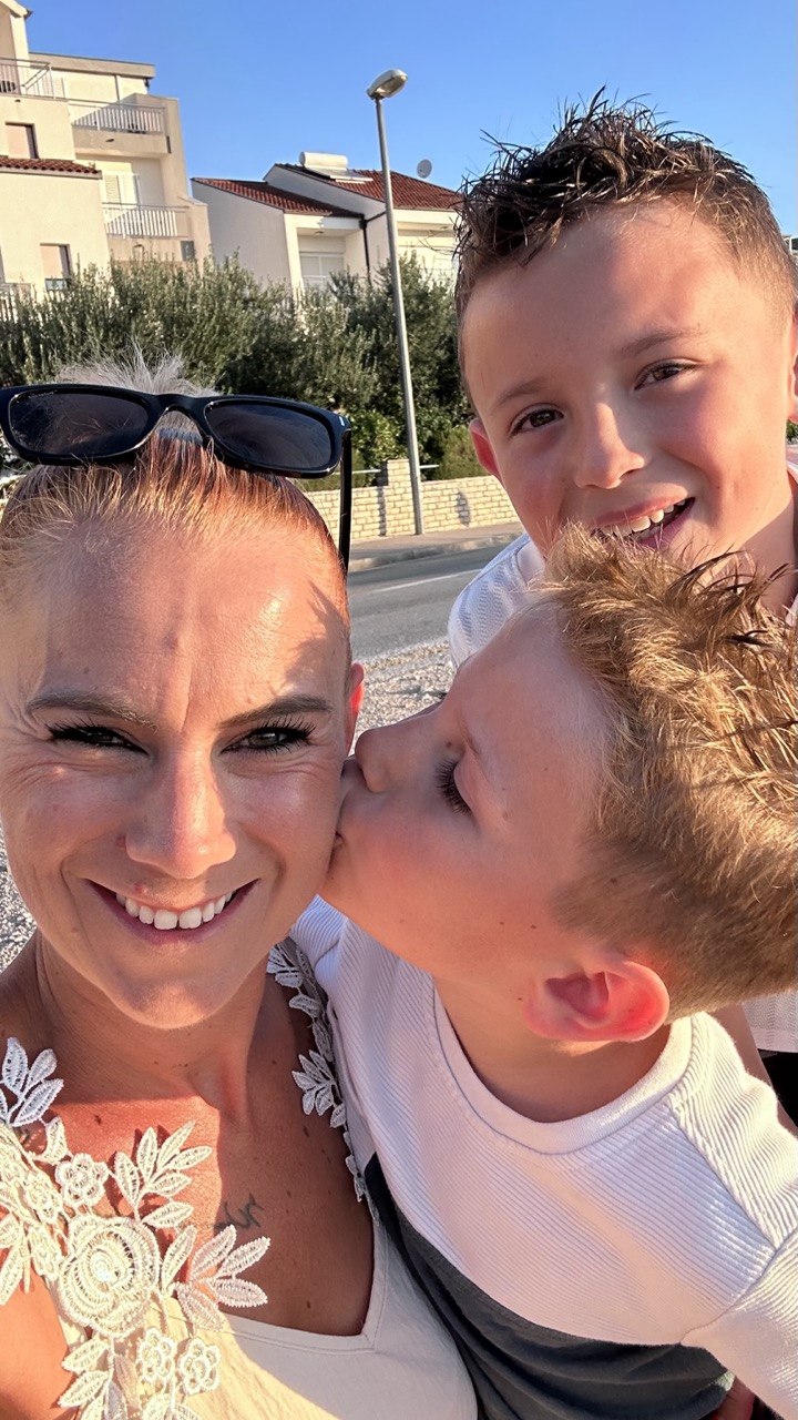 Nadine Hauser in einem warmen Moment mit ihren beiden Söhnen